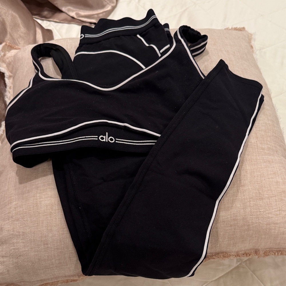 ALO Yoga Black and White Set, M Top, S Leggings